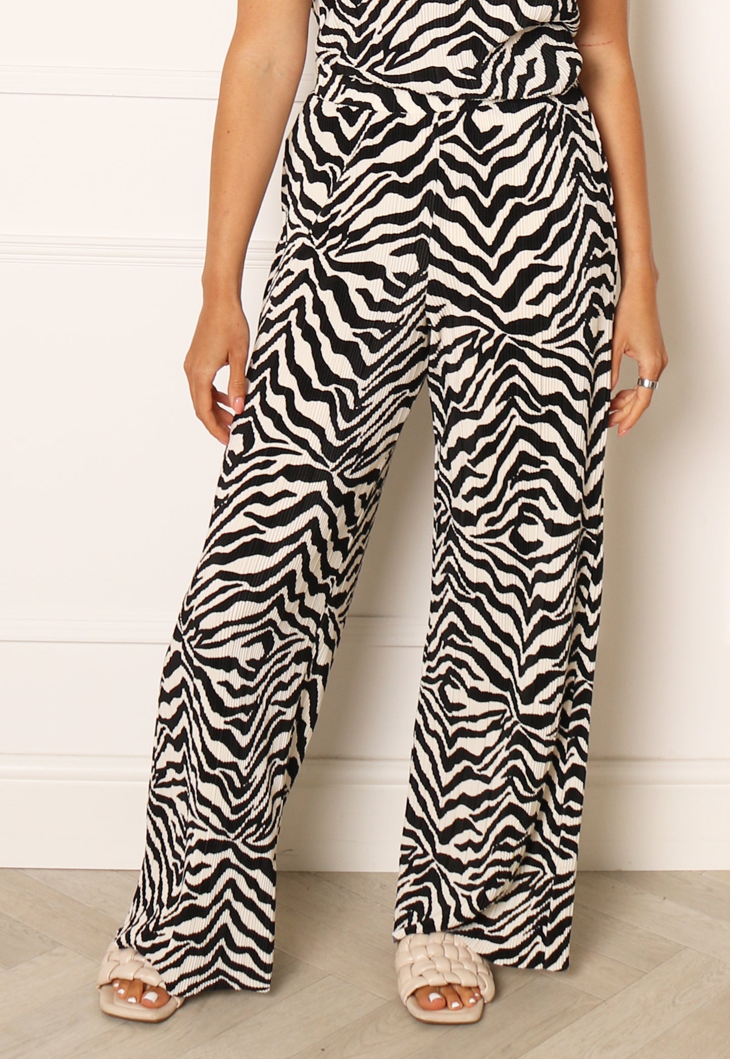 JDY Bravo Zebra Print Plisse Wide Leg Relaxed Co-ord bukser i sort og creme - One Nation Clothing