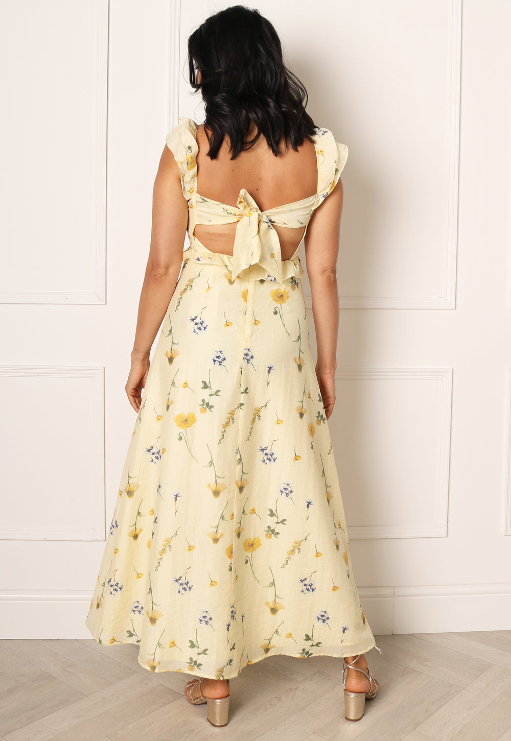 VERO Adeline Midikjole med rygfri blomsterflæsedetaljer i citrongul | One Nation Tøj VERO MODA Adeline Rygløs Floral Frill Detail Midi-kjole i citrongul