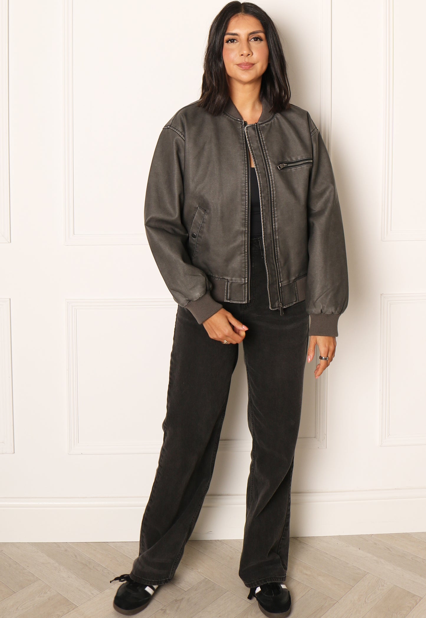 
                  
                    VERO MODA Ivy Vintage Look Bomberjacka i konstläder i Washed Black - One Nation-kläder
                  
                