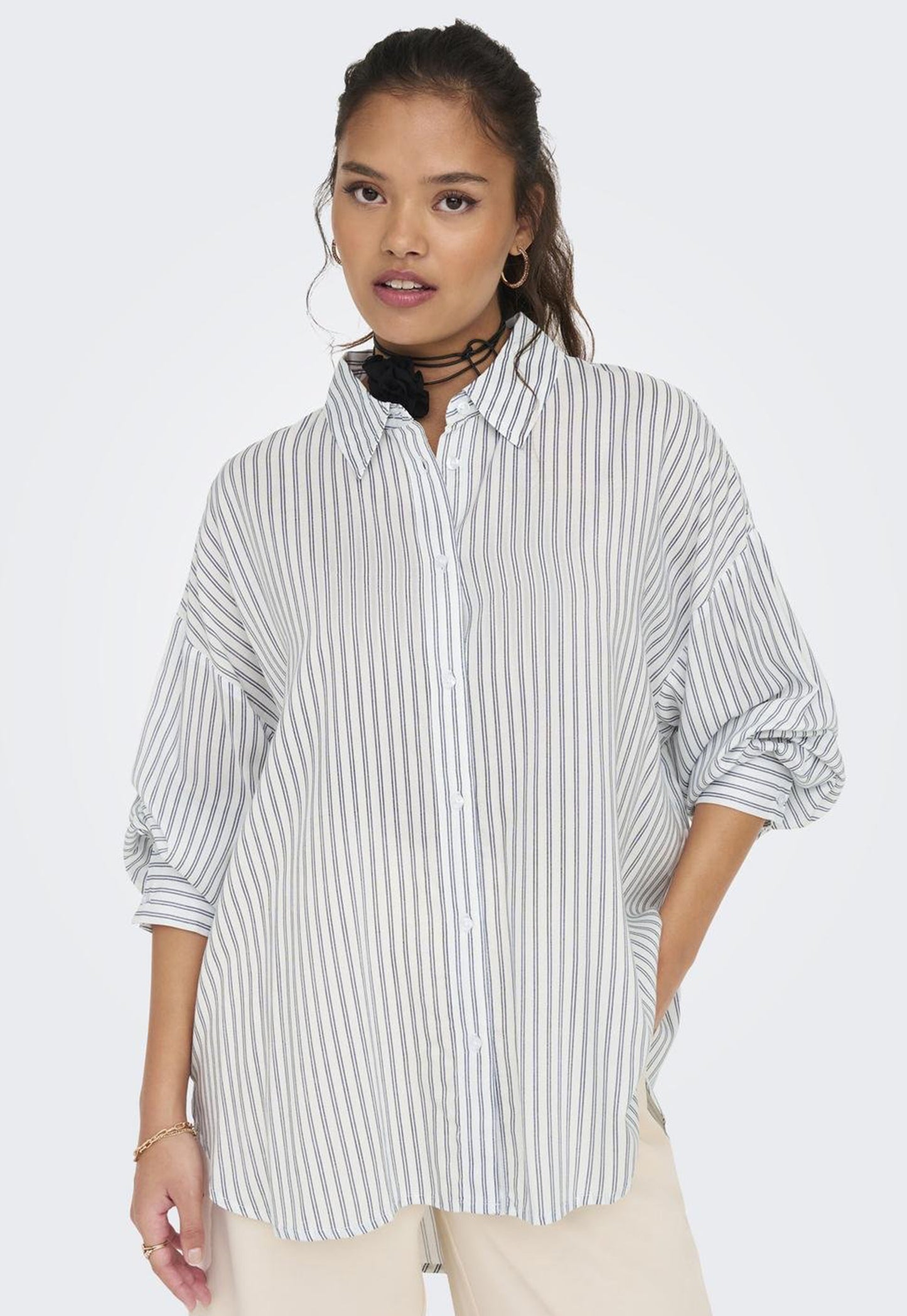 
                  
                    JDY Grace Stripe Longline Langarm-Baumwollhemd mit abfallendem Saum in Weiß und Marineblau – One Nation Clothing
                  
                