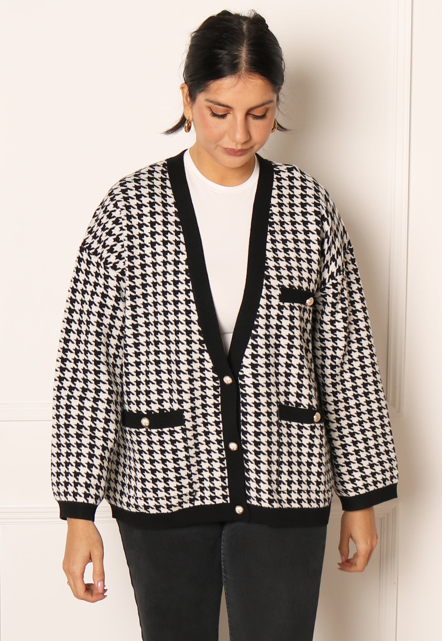 
                  
                    PIECES Suia Oversized Houndstooth Button Cardigan in Black & White - One Nation Clothing
                  
                