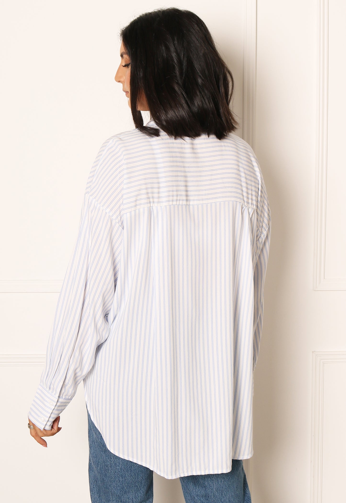
                  
                    JDY Grace gestreept katoenen shirt met lange mouwen en diepe zoom in wit en lichtblauw - One Nation Clothing
                  
                