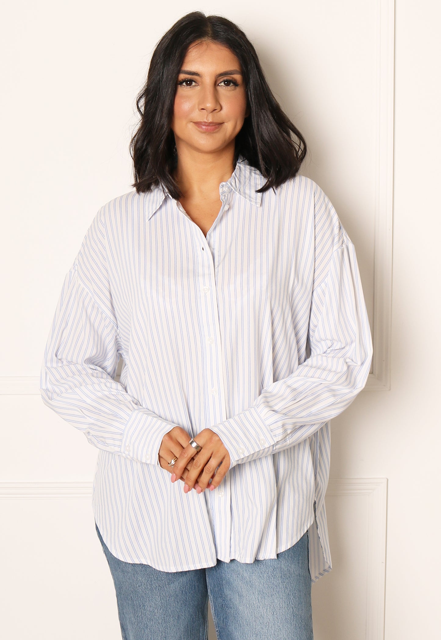 Camisa larga de algodón de manga larga a rayas Grace con dobladillo asimétrico de JDY en blanco y azul claro - One Nation Clothing