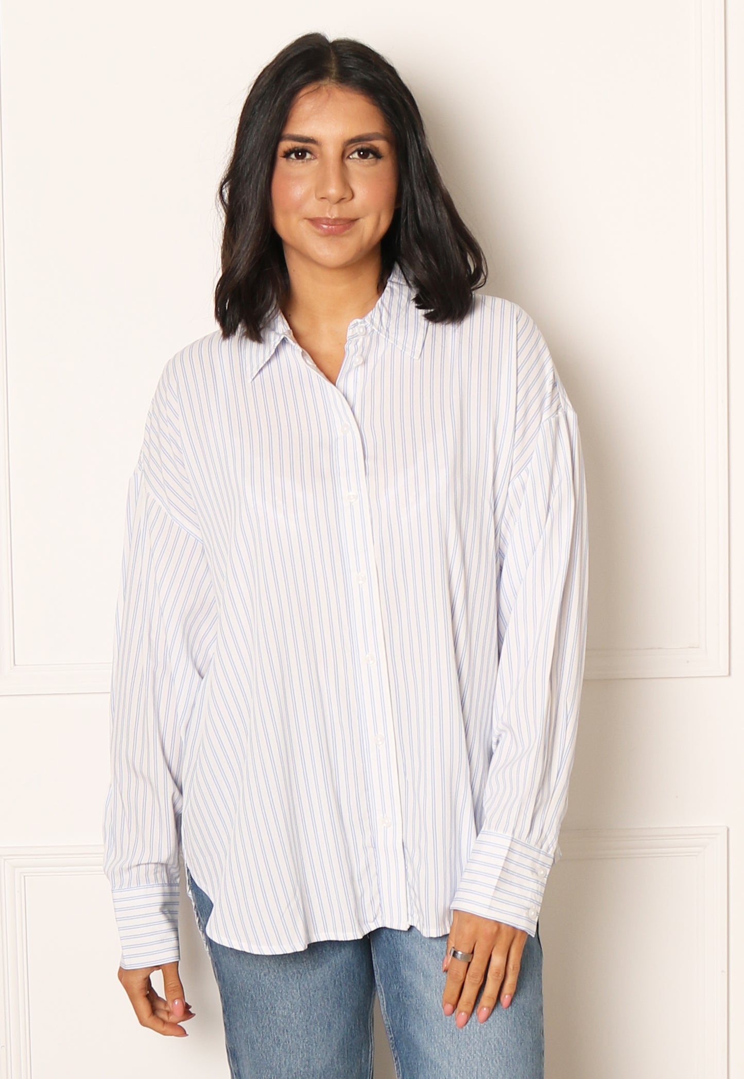 JDY Grace Stripe Longline Langarm-Baumwollhemd mit abfallendem Saum in Weiß und Hellblau – One Nation Clothing