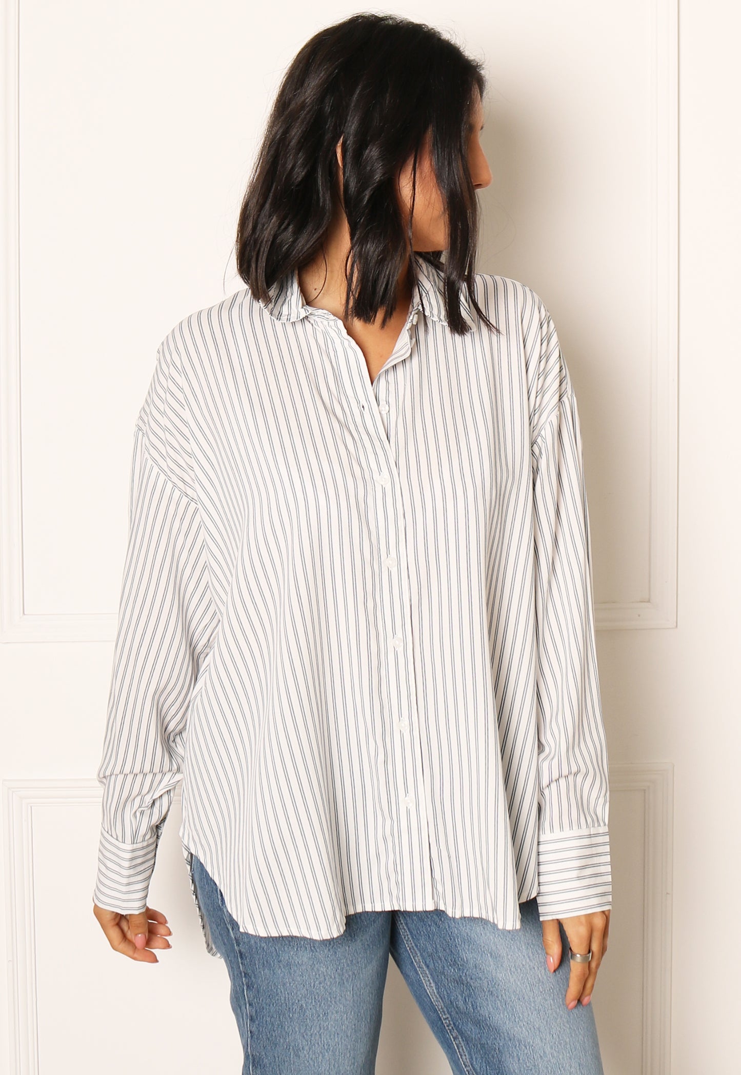 Camisa larga de algodón de manga larga a rayas Grace con dobladillo asimétrico en blanco y azul marino - One Nation Clothing