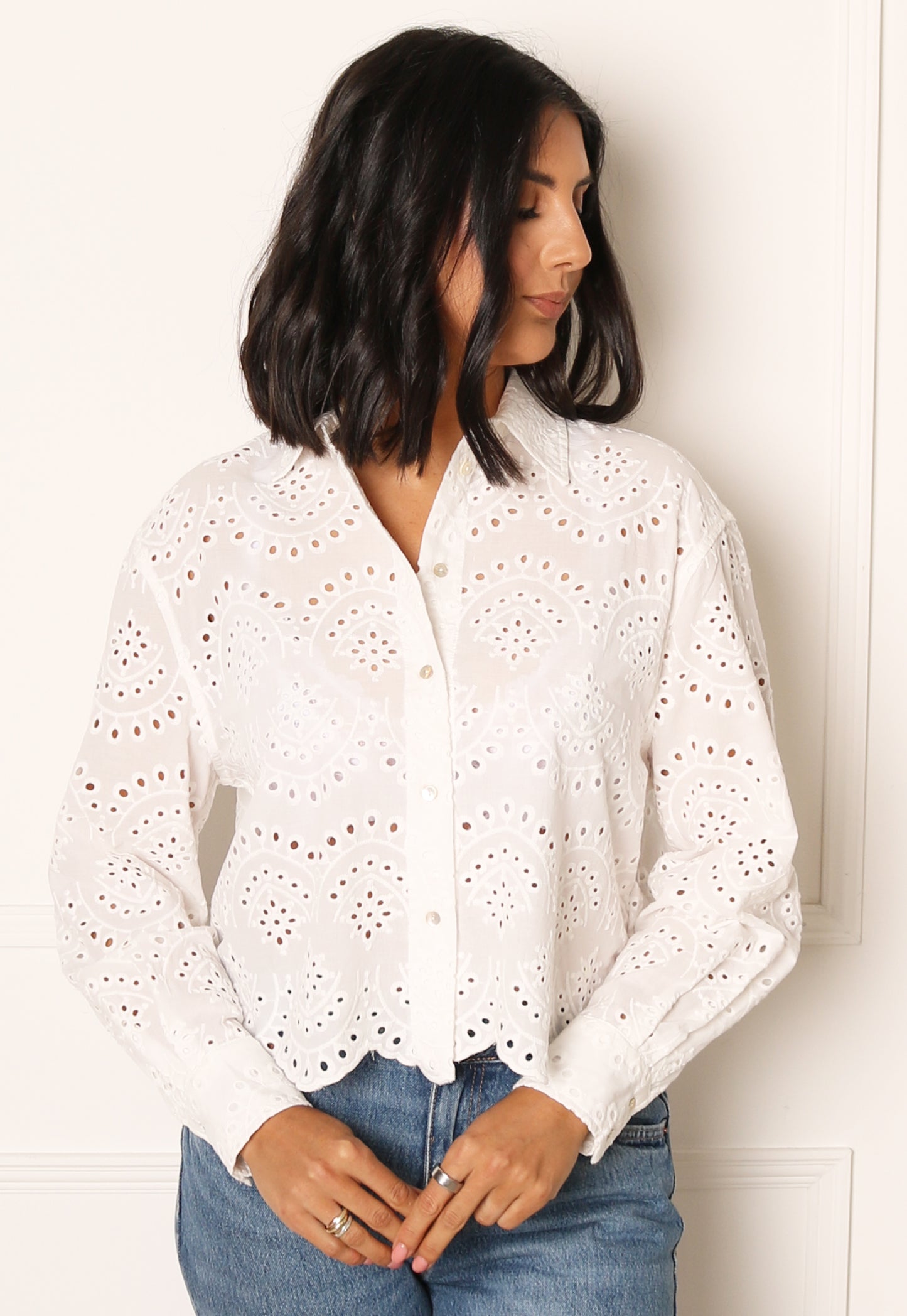 
                  
                    Chemise à manches longues en dentelle broderie anglaise Valais ONLY en blanc - One Nation Clothing
                  
                