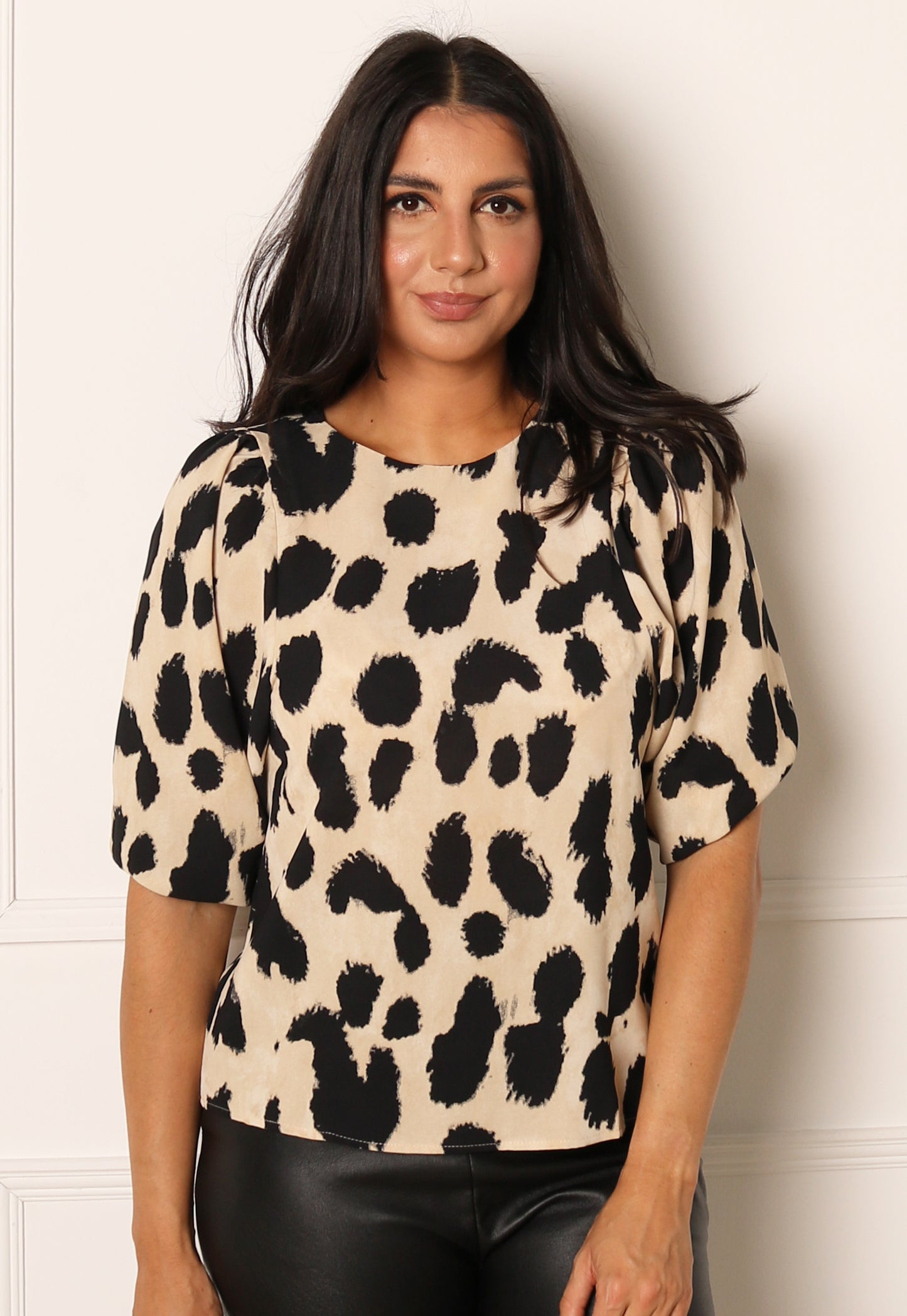 
                  
                    JDY Jill Leopard Print Blouse Top with Three Quarter Sleeves in Beige & Black - One Nation Clothing
                  
                