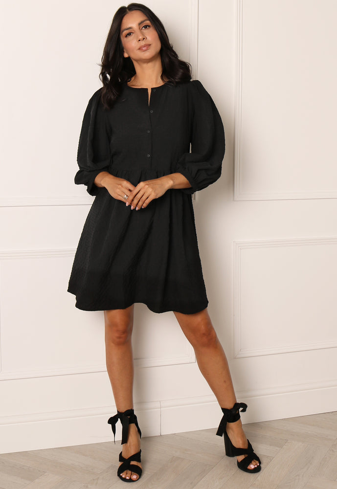 
                  
                    PIECES Andrea Puff Sleeve Button Front Mini Smock Dress in Black - One Nation Clothing
                  
                