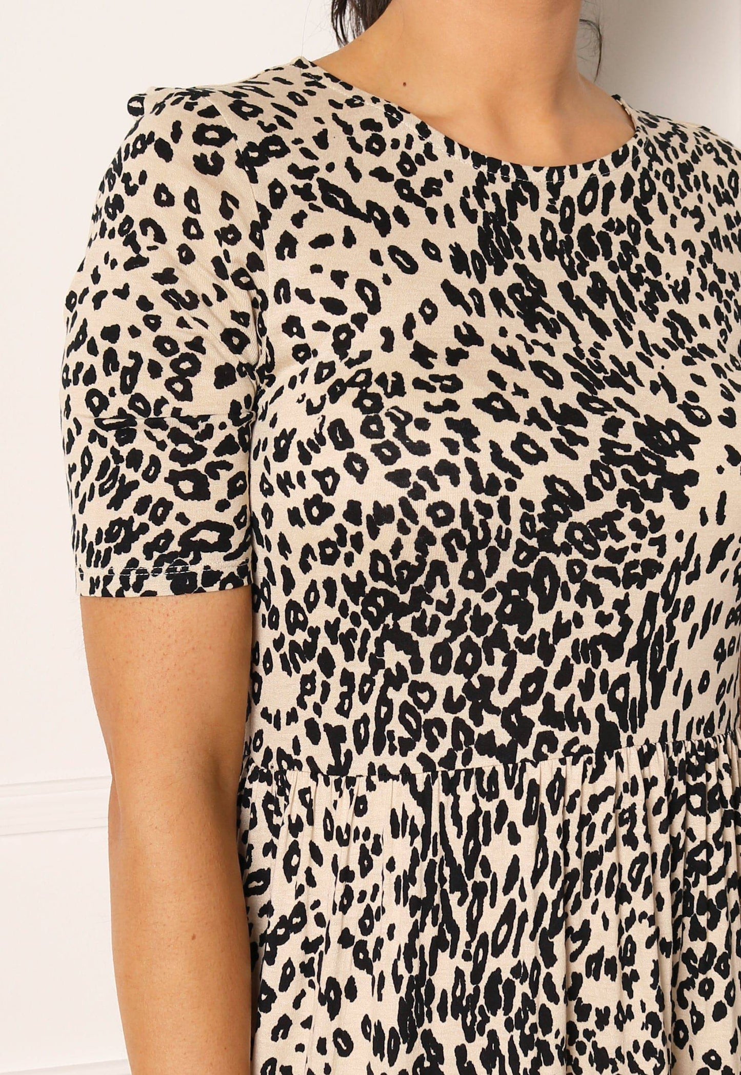 
                  
                    VERO MODA Mitsi Leopard Print Tiered Jersey Midi Summer Dress in Beige & Black - One Nation Clothing
                  
                