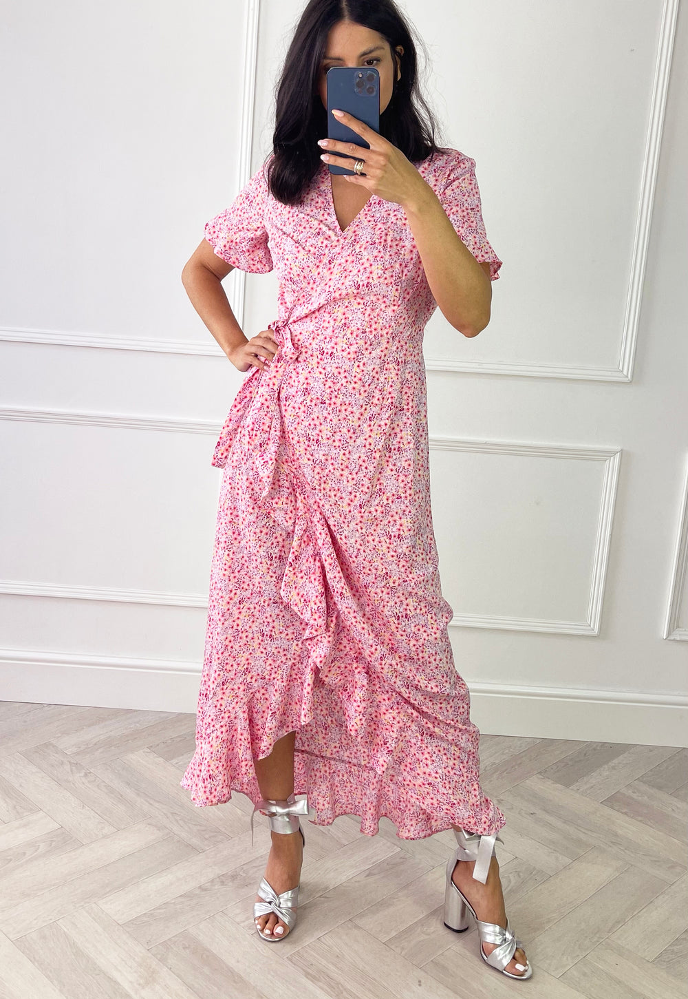 VERO MODA Henna Ditsy Floral Print Maxi Frill Wrap Dress i | One Nation Tøj VERO MODA Henna Ditsy Blomsterprint Frill Wrap Dress i Pink