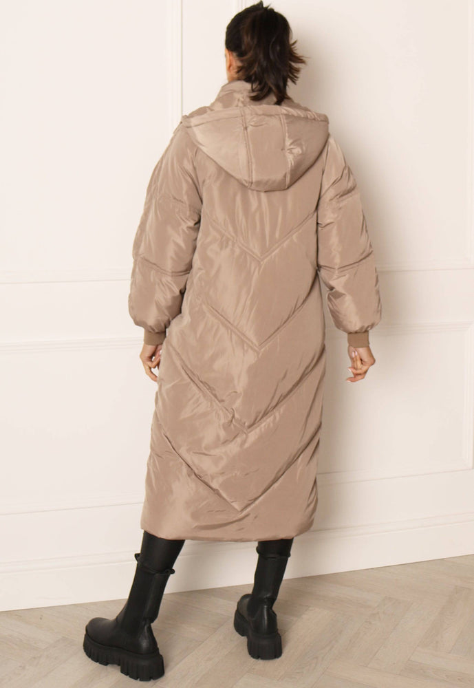 
                  
                    PIECES Felicity Maxi Longline Chevron Duvet Puffer Coat with Hood in Beige - One Nation Clothing
                  
                