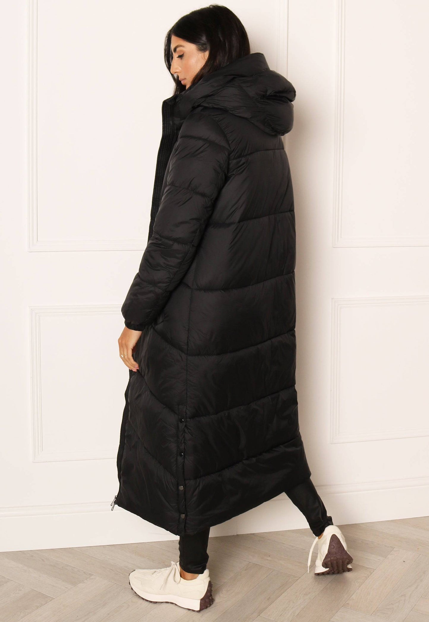 
                  
                    VERO MODA Sala Midi Chevron Longline Hooded Puffer Coat in Black - One Nation Clothing
                  
                