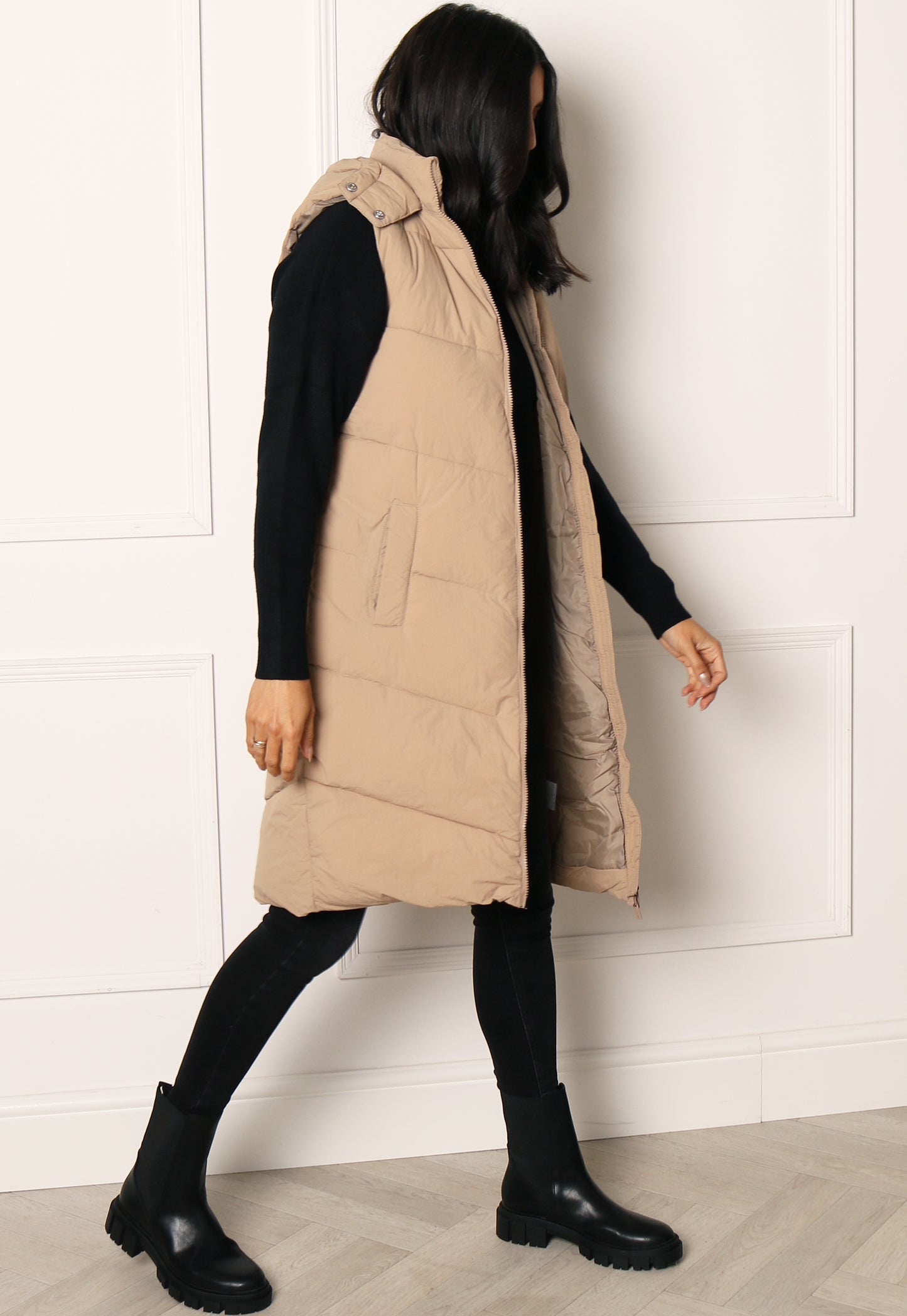 
                  
                    PIECES Jamilla Midi Longline Padded Puffer Sleeveless Gilet with Hood in Beige - One Nation Clothing
                  
                