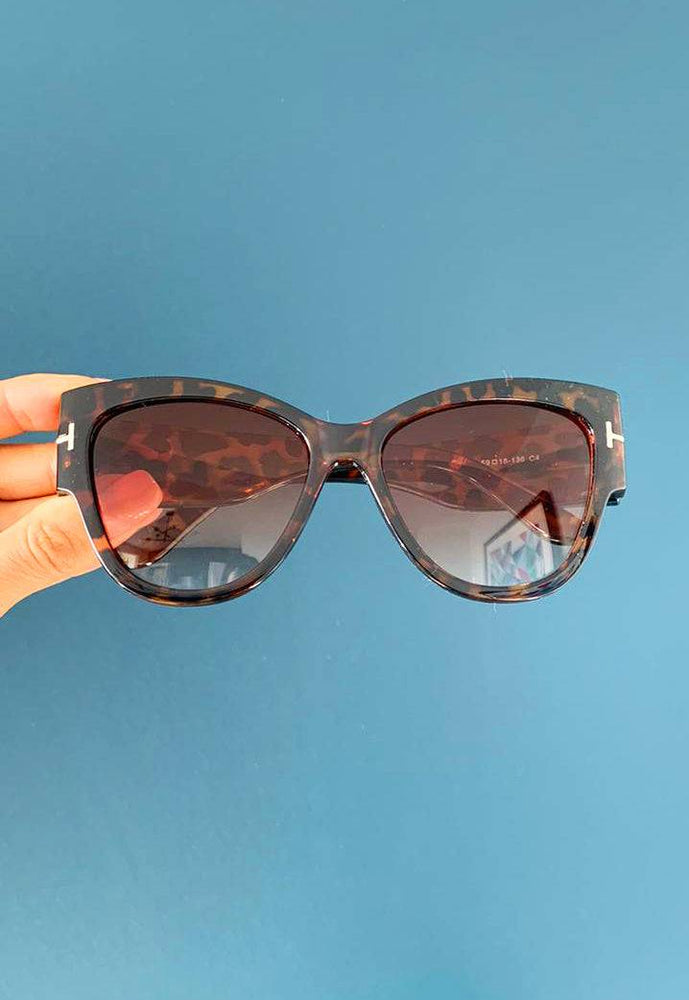 
                  
                    Hayley Chunky Rounded Cateye Gradient Womens Sunglasses in Tortoiseshell Brown - One Nation Clothing
                  
                