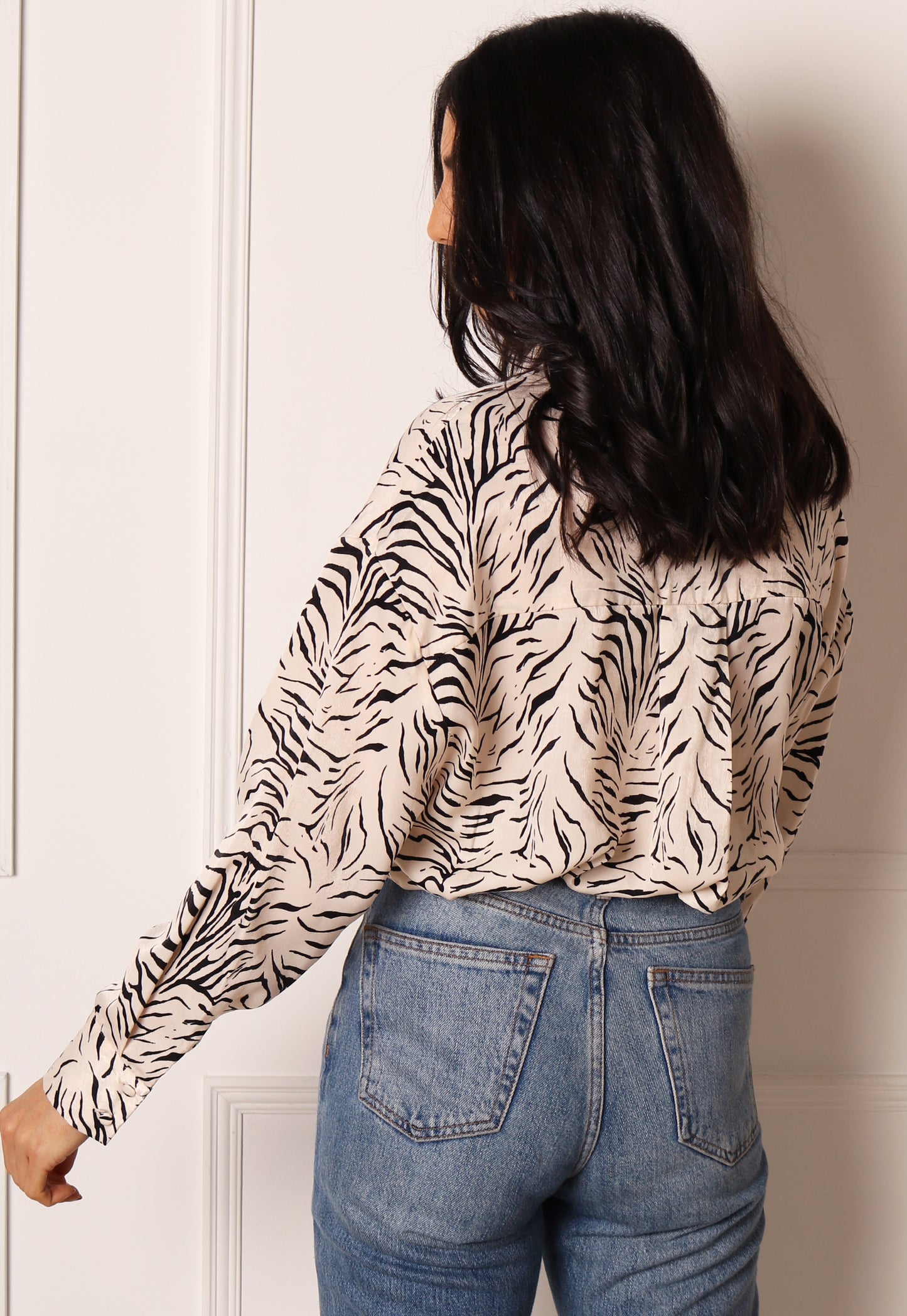 
                  
                    ONLY Mille Animal Print Dip Hem Long Sleeve Shirt in Cream - One Nation Clothing
                  
                