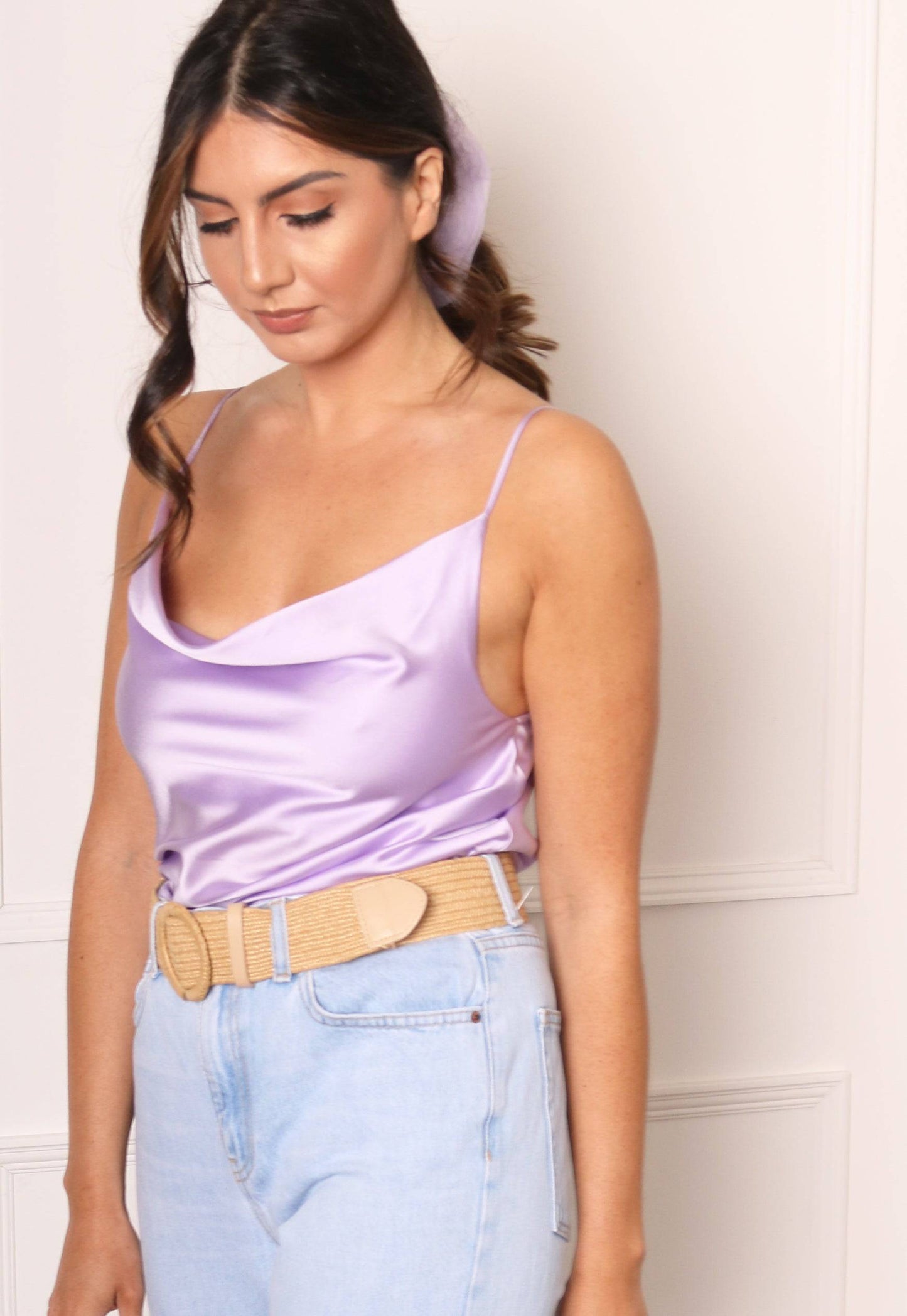 
                  
                    Strappy Cowl Neck Satin Cami Väst Top i Lilac - One Nation Clothing
                  
                