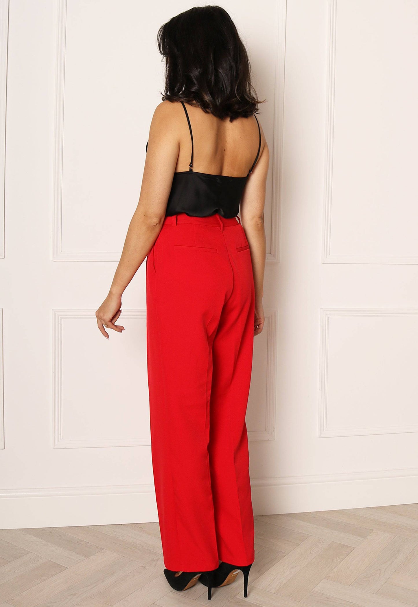 
                  
                    VILA Pantalon de costume large taille haute en rouge - One Nation Clothing
                  
                